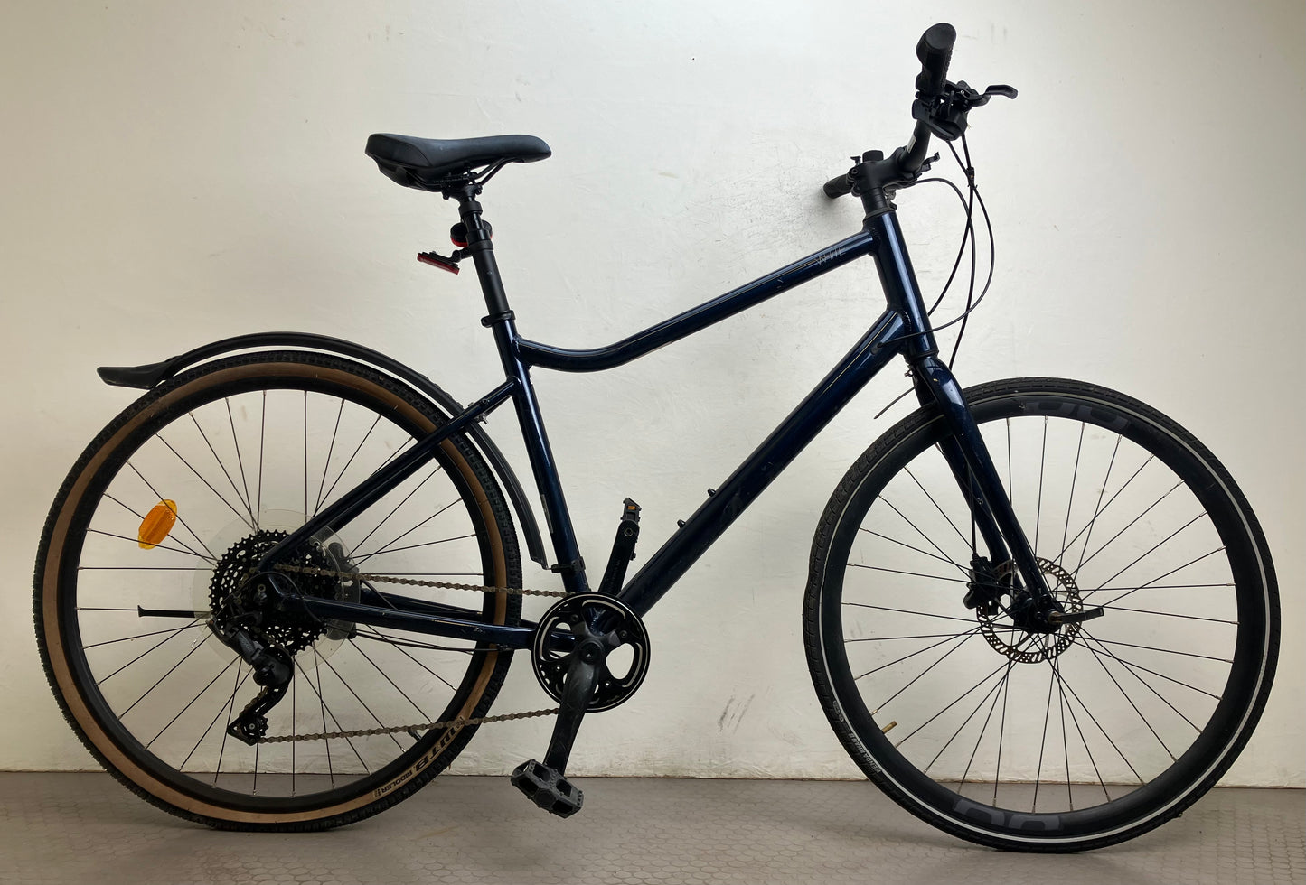 White AX+ Midnight Blue, 28”, 9 växlar, bättre begagnat skick