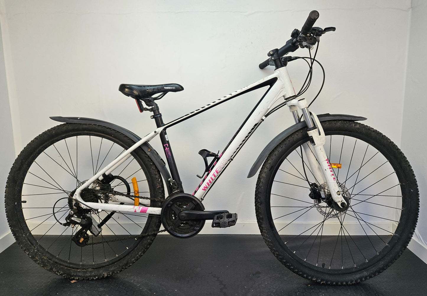 White XC Trainer 24, 27.5", 21 växlar, bättre begagnat skick