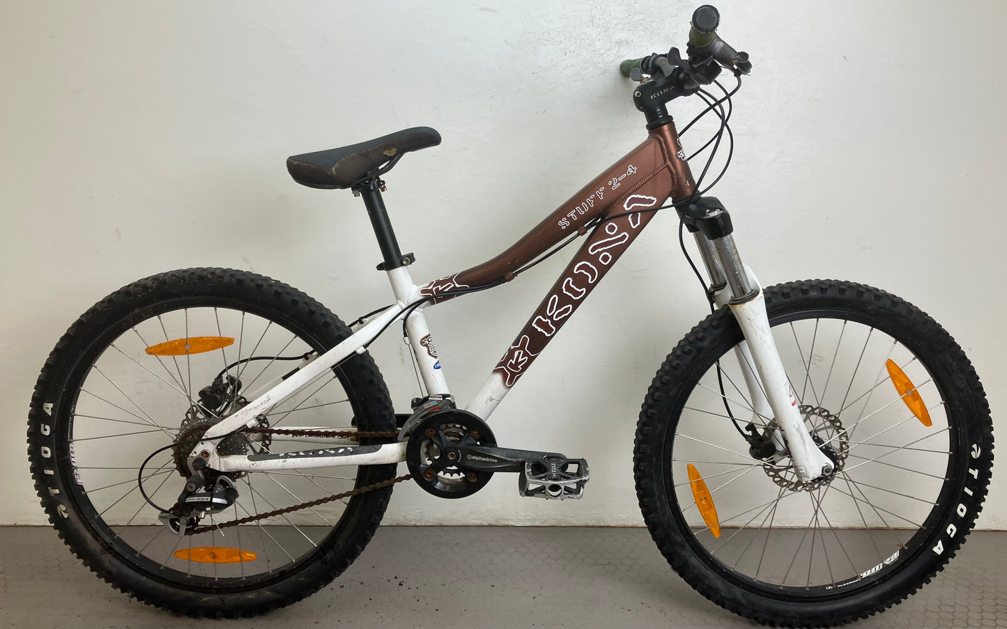 Kona Stuff 2-4, 24", 16 växlar, bättre begagnat skick